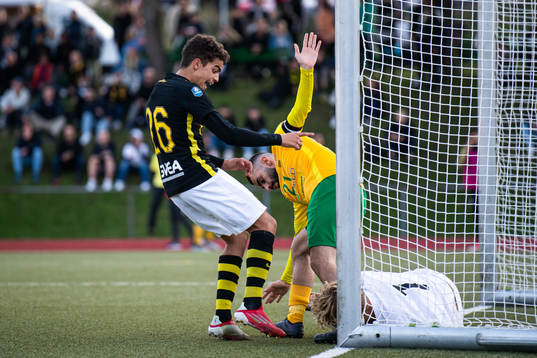 s Robin Tihi mot Rågsveds Serta Gemici och målvakt Emil