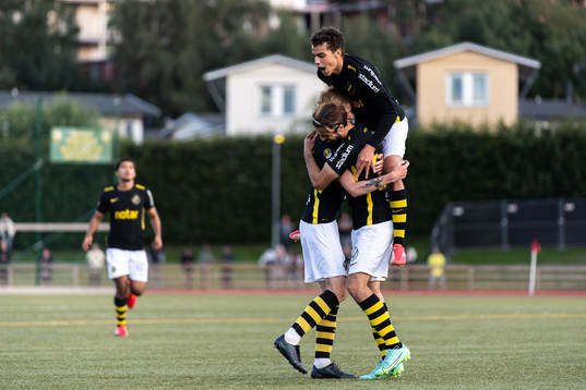 s Zack Elbouzedi jublar med Lucas Forsberg och Yasin Ayari