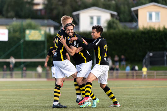 s Zack Elbouzedi jublar med Lucas Forsberg och Yasin Ayari