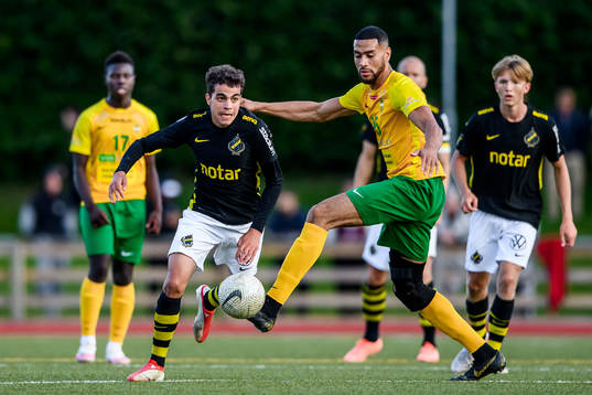 s Yasin Ayari och Rågsveds Aaron Zahui Bazoukou