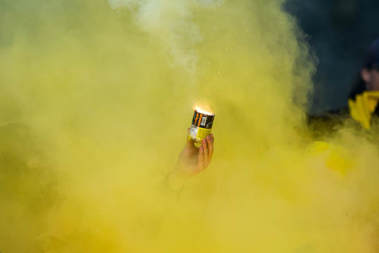 s supportrar bränner pyroteknik
