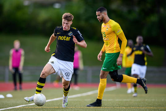 s Erik Ring oh Rågsveds Aaron Zahui Bazoukou