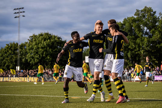 s Bojan Radulovic jublar med lagkamrater