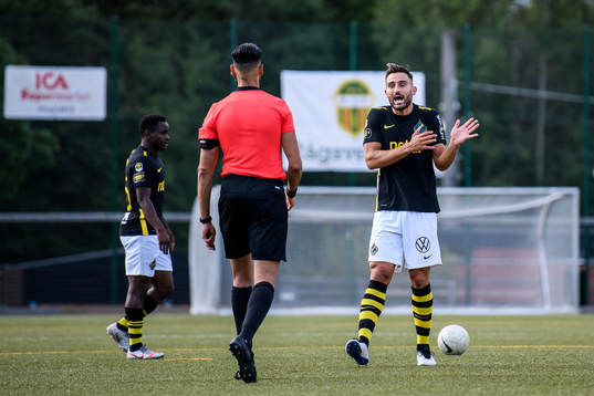 s Sotirios Papagiannopoulos reagerar mot domare Farouk Nehdi