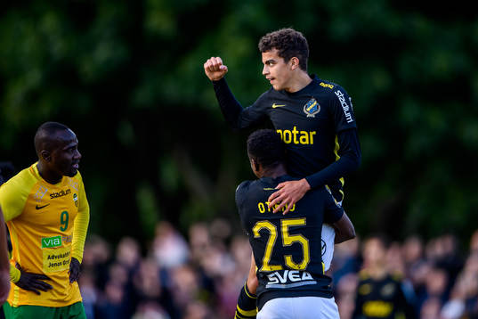 s Yasin Ayari jublar med Erick Otieno