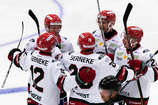 Frölundas Karl Henriksson jublar med lagkamrater