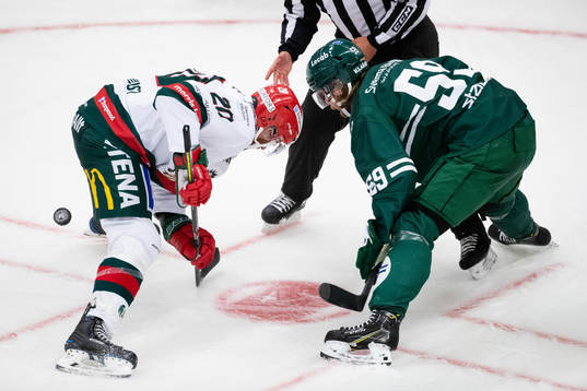 Frölundas Joel Lundqvist tekar mot Färjestads Linus