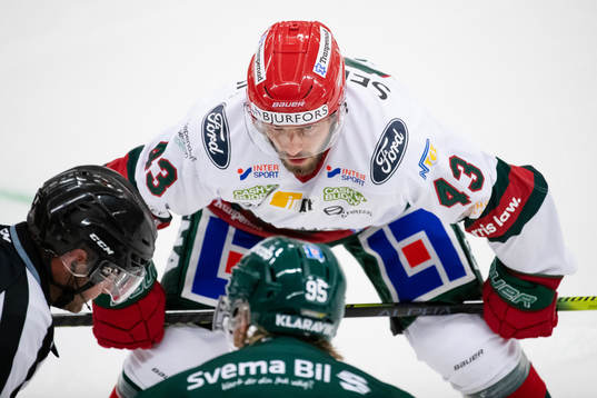 Frölundas Michael Spacek tekar mot Färjestads Jacob De La