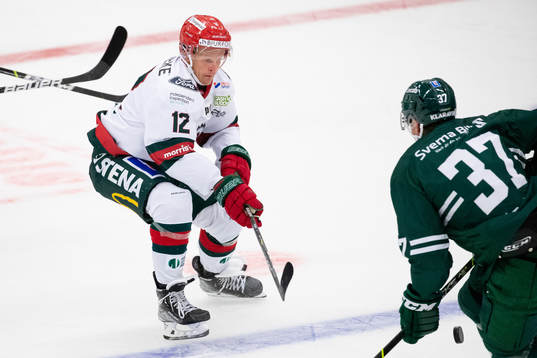Frölundas Max Friberg mot Färjestads Adam Ginning