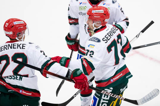 Frölundas Patrik Carlsson jublar med lagkamrater