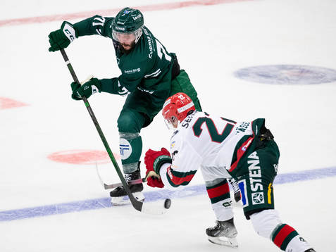 Färjestads Jesse Virtanen mot Frölundas Linus Nässén