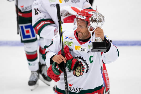 Frölundas Joel Lundqvist med pokalen