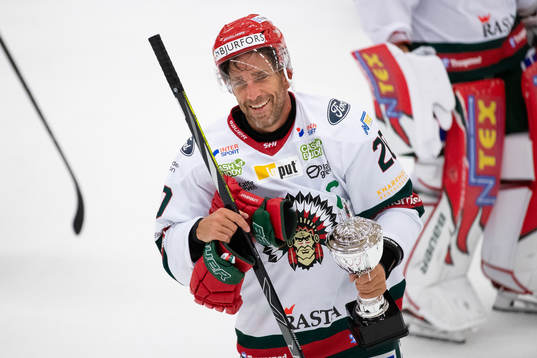 Frölundas Joel Lundqvist med pokalen