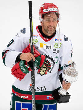 Frölundas Joel Lundqvist med pokalen