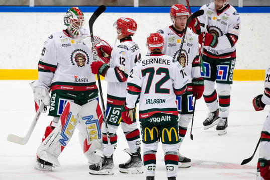 Frölundas målvakt Matthew Tomkins och Max Friberg jublar