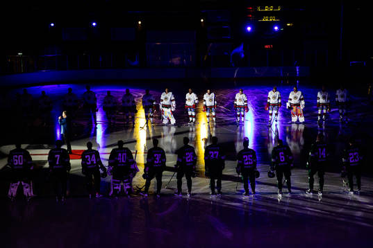 Lagen på line up innan träningsmatchen i ishockey mellan