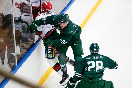 Frölundas Joel Lundqvist tacklas av Färjestads Jacob De