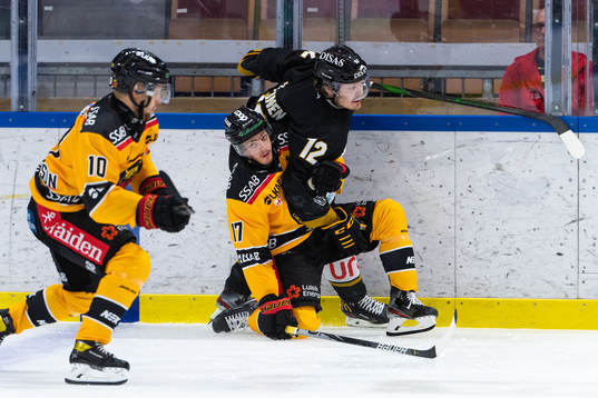 Luleås Isac Brännström och Oulun Kärpäts Ville
