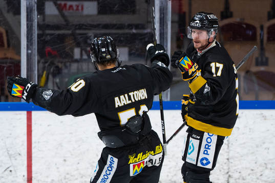Oulun Kärpäts Mika Pyörälä jublar