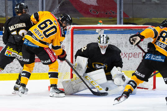 Luleås Julius Honka och Oulun Kärpäts målvakt Joel