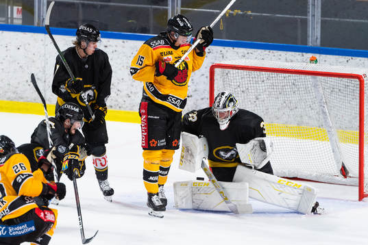 Luleås Carl Mattsson och Oulun Kärpäts målvakt Joel