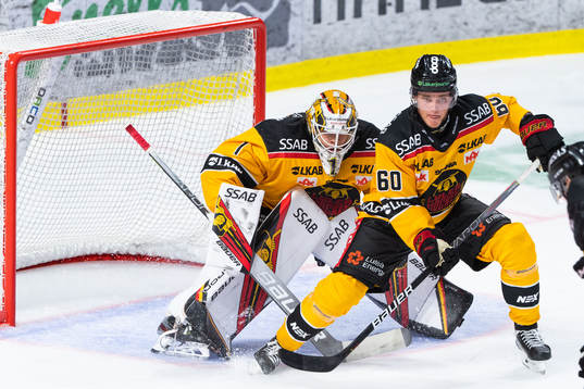 Luleås målvakt Jesper Wallstedt och Julius Honka