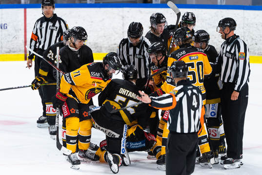 Luleås Linus Fröberg och Oulun Kärpäts Atte Ohtamaa