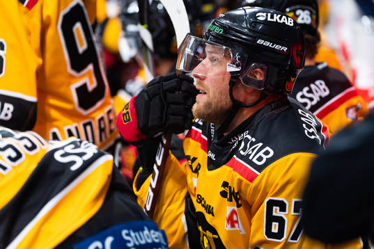 Luleås Linus Omark underträningsmatchen i ishockey mellan