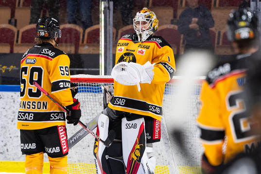Luleås målvakt Jesper Wallstedt jublar
