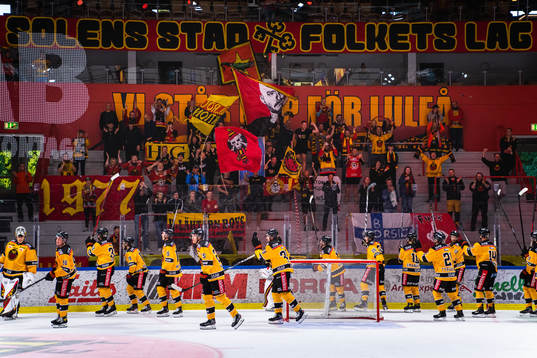 Spelarna tackar supportrarna