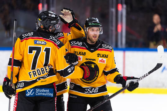 Luleås Linus Omark jublar med Luleås Linus Fröberg
