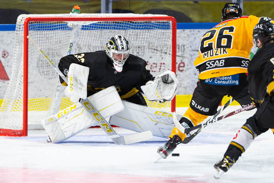 Oulun Kärpäts målvakt Joel Blomqvist och Luleås Radek