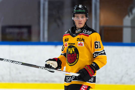 Luleås Julius Honka underträningsmatchen i ishockey