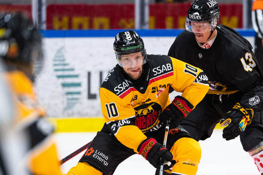 Luleås Einar Emanuelsson underträningsmatchen i ishockey