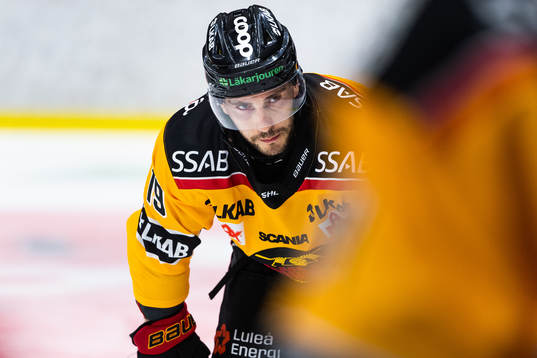 Luleås Konstantin Komarek underträningsmatchen i ishockey