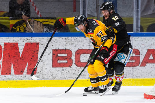 Luleås Linus Omark underträningsmatchen i ishockey mellan
