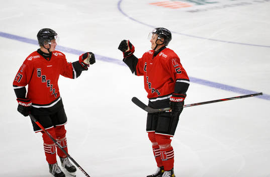 Örebros Gustav Backström jublar med Simon Forsmark
