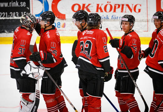 Örebros målvakt Jonas Arntzen och Emil Larsson jublar