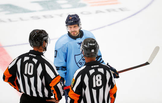 Djurgårdens Jacob Josefson i samtal med Domare Johan