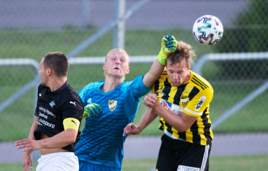 IFK Hässleholms målvakt Carl Lundahl Persson boxar bort