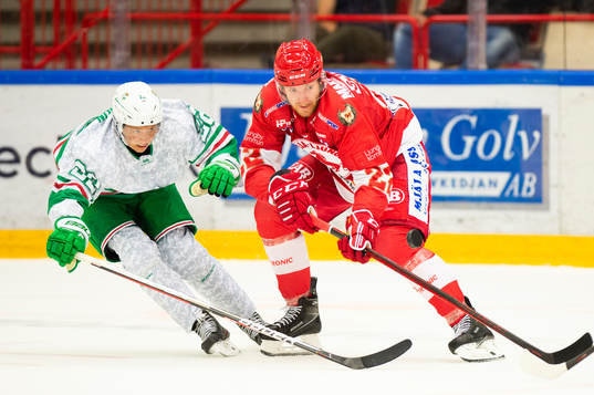 Rögles Samuel Jonsson jagar Julius Vähätalo Carl-Johan