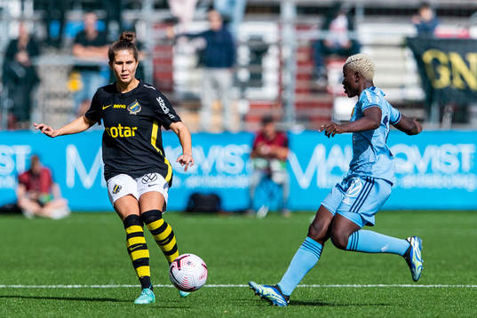 s Julia Olsson och Djurgårdens Elizabeth Addo