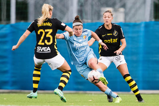 s Emma Santamäki och Hannah Davison