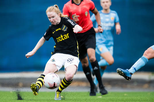 s Caroline Murray med ett skott