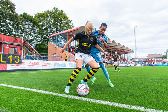 s Emma Santamäki och Djurgårdens Linda Maserame Motlhalo