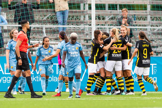 s Linda Hallin jublar med lagkamrater