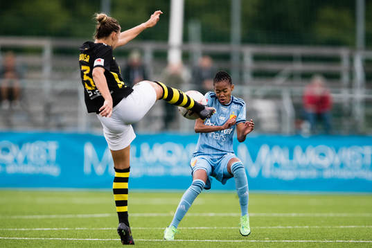 s Hannah Davison och Djurgårdens Linda Maserame Motlhalo