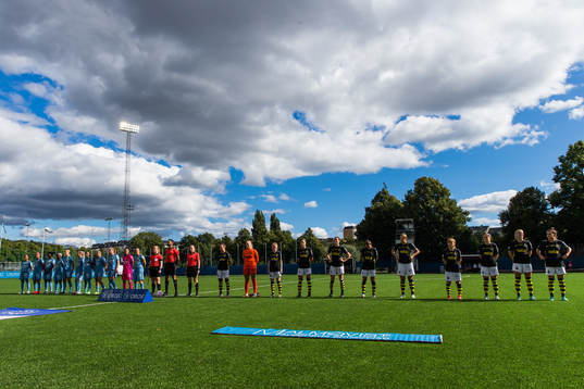 s spelare ställer upp sig