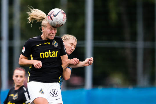s Emma Santamäki i en nickduell med Djurgårdens Sara Olai