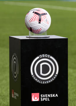 Matchbollen innan fotbollsmatchen i Damallsvenskan mellan